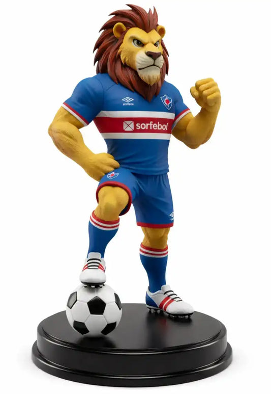 Estatueta 3D de leão mascote de futebol, com uniforme azul e bola no pedestal, impressa em alta definição.