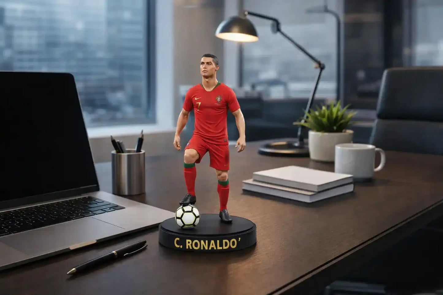 Estatueta impressa em 3D de jogador de futebol em uniforme vermelho sobre mesa de escritório.