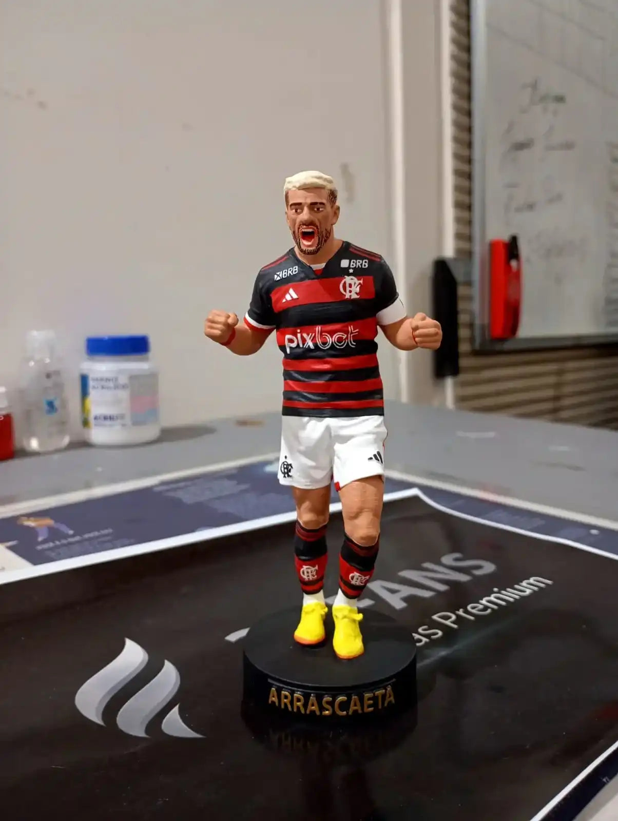 Estatueta personalizada 3D de jogador de futebol do Flamengo, com uniforme oficial, em base assinada.