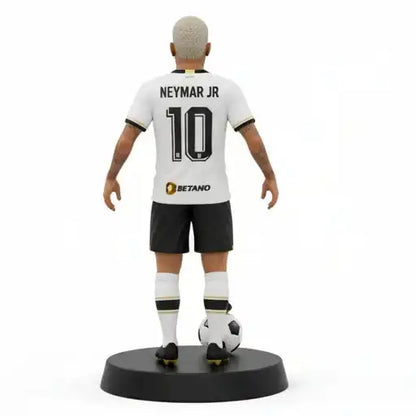 Estatueta impressa em 3D de jogador de futebol com camisa 10, cabelo claro e bola no pé