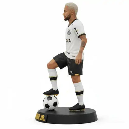 Estatueta impressa em 3D de jogador de futebol com uniforme branco e bola, peça decorativa personalizada.