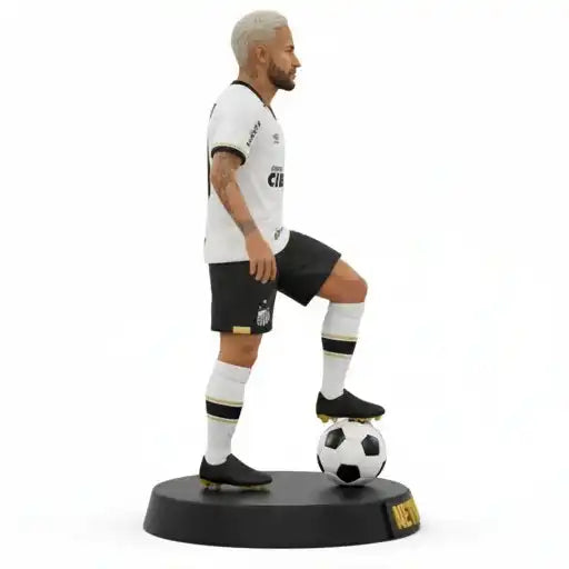 Estatueta personalizada 3D de jogador de futebol com uniforme branco e preto, pé na bola.